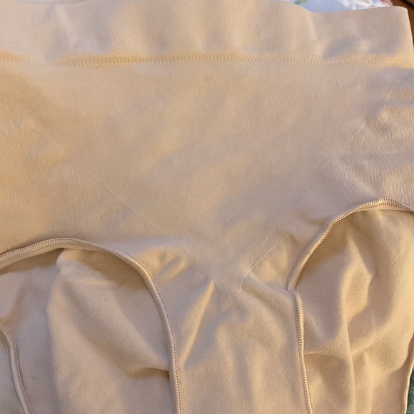 SKIMS- NWOB Seamless sculpt mid waist briefs in size S/M - Picture 5 of 5